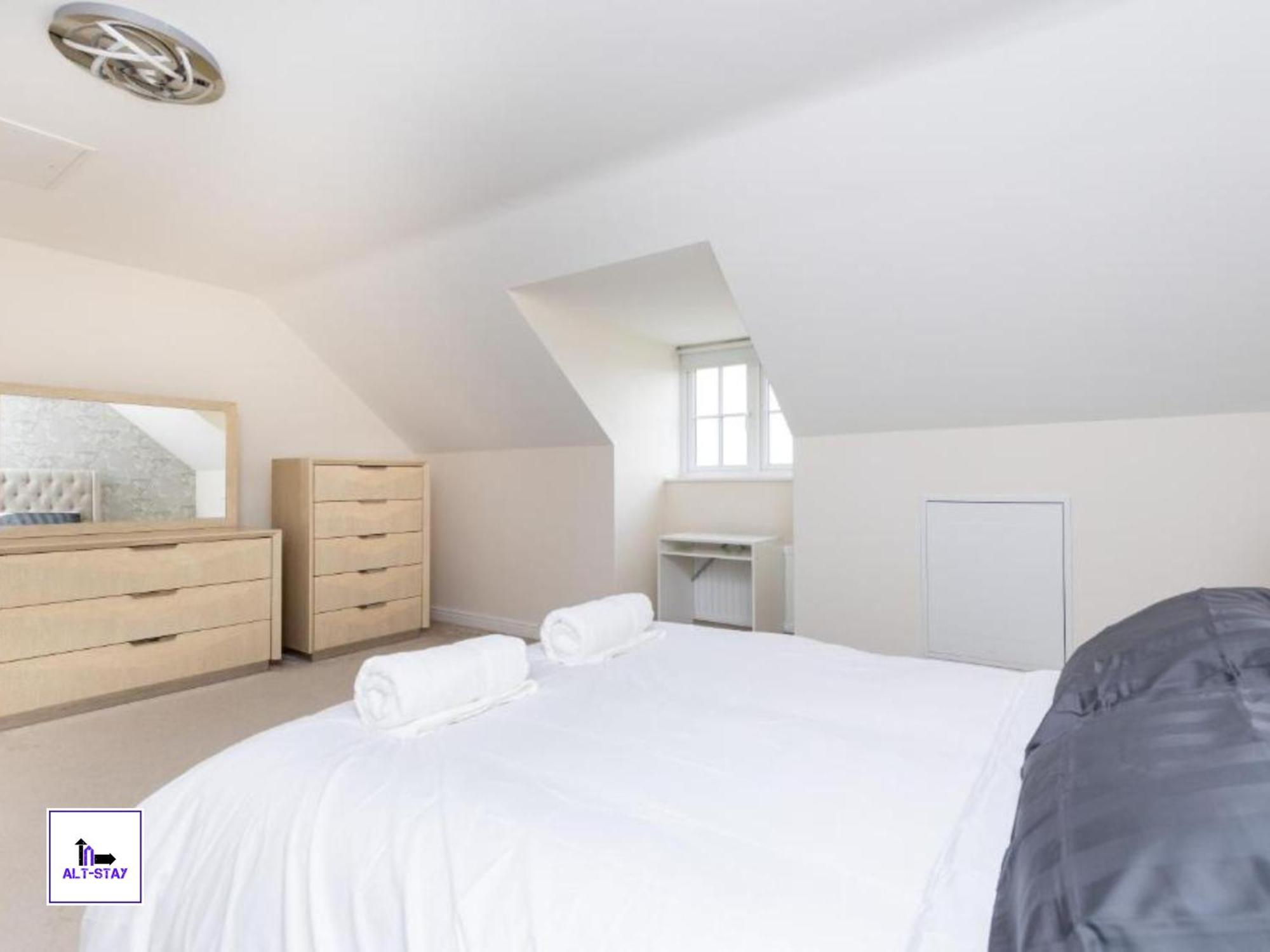 4 Bed 3 Bath - Kirkstall House By Alt-Stay Accommodation - Ideal For Contractors & Remote Workers - Long Stays Welcome Wakefield Zewnętrze zdjęcie