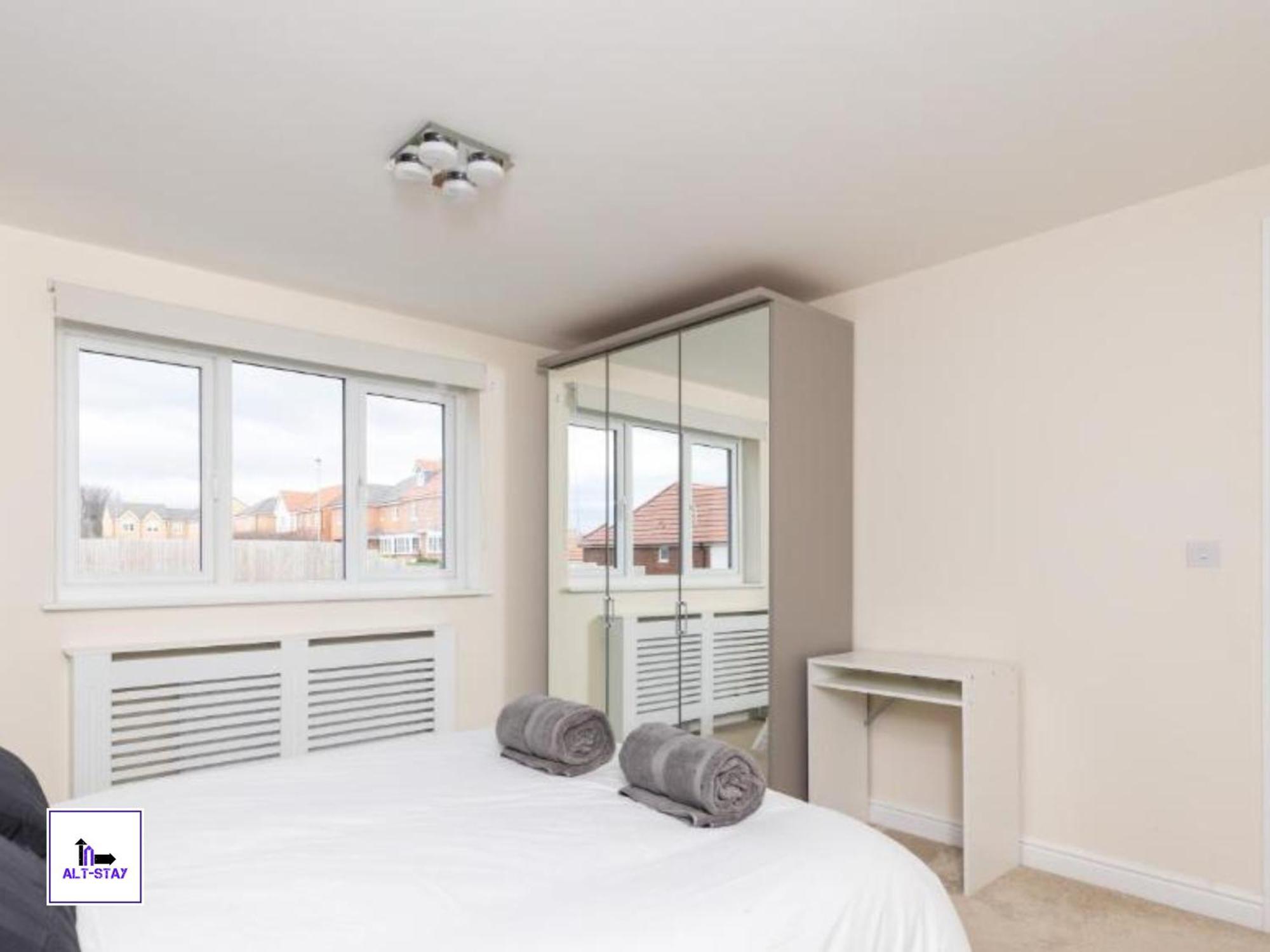 4 Bed 3 Bath - Kirkstall House By Alt-Stay Accommodation - Ideal For Contractors & Remote Workers - Long Stays Welcome Wakefield Zewnętrze zdjęcie